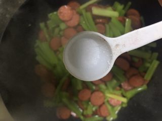 14、香肠炒芹菜,加少许盐翻炒