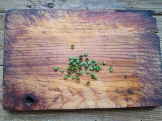 5、铁板豆腐,小葱切圈。