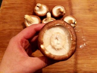 1、香菇油菜,1.香菇洗净，取蒂