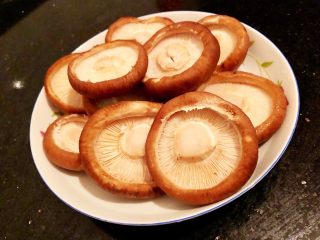 2、香菇油菜,2.所有香菇去蒂，然后用盐水浸泡，去掉里面的沙子