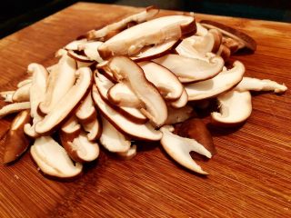 3、香菇油菜,3.洗净后的香菇切片备用