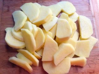 1、香辣土豆,土豆削掉外皮，清洗干净切成块，不要太，0.6厘米左右就可以。