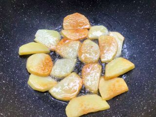 5、香辣土豆,待一面煎至焦黄，再翻另一面继续煎制，两面煎好盛出来待用。