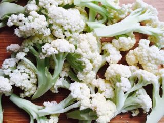 6、干煸有机花菜,将花菜切成小朵