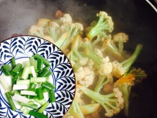 20、干煸有机花菜,出锅前撒葱花