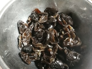 1、洋葱拌木耳,黑木耳提前泡发好，清洗干净