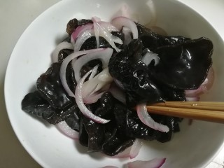 11、洋葱拌木耳,拌匀