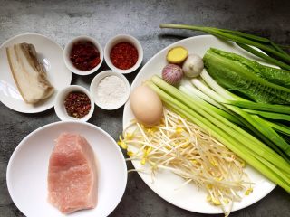 1、水煮肉片,准备材料如图。