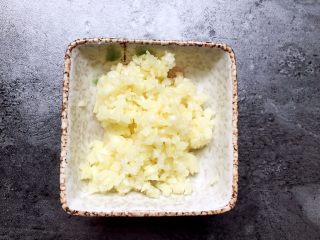 4、水煮肉片,将大蒜切成碎末备用。