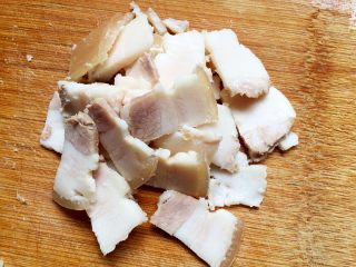 5、水煮肉片,将肥肉切片。