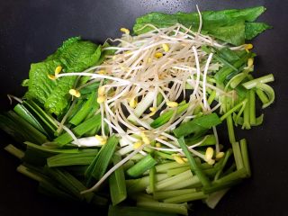 8、水煮肉片,放入配菜翻炒断生。