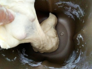 1、黑米面包,启动面包机一个程序后出粗膜