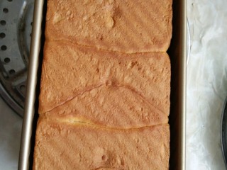 9、黑米面包,盖盖放入预热好的烤箱180度烘烤40分钟，取出开盖