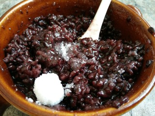 12、黑米面包,趁热加入白糖搅拌均匀