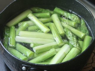 7、芦笋炒虾仁,锅内放入水，水开后把芦笋放入锅内焯一下，等水再次开后就可以捞起来了；