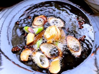 9、麻辣鸡丝,炒至葱姜蒜焦黄，调最小火