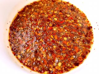 11、麻辣鸡丝,直接把热油浇到辣椒面上