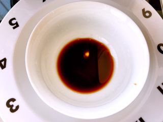 13、麻辣鸡丝,再调一碗酱汁～准备空碗，内倒生抽，米醋