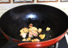 1、蔬菜牦牛肉锅 ,牦牛肉用水泡半小时，中间换几次水，出血水。再切小块，因为这块牦牛肉比较肥，把肥肉部分切下来切小块，其他部分切2-3厘米见方的小块。锅中放少许油，下肥牛肉块小火煎出油；