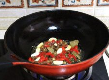 2、蔬菜牦牛肉锅 ,煎油的同时，洋葱切片，老姜切片，蒜切片，泡红椒切段。油煎好后，放入蒜、香叶、沙仁、白扣、桂皮、八角、三奈、花椒、泡红椒，炒香