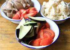 8、蔬菜牦牛肉锅 ,期间处理蔬菜，番茄去皮切片，花菜、平菇撕小块，茄子切厚片，红萝卜切小滚刀