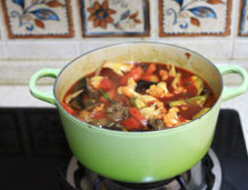 12、蔬菜牦牛肉锅 ,小火煮几分钟就好了，试情况放少许盐，撒香菜末