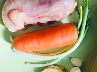 1、胡萝卜丝炒鸡丝,准备所需食材如图