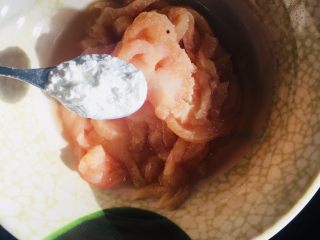 4、胡萝卜丝炒鸡丝,和生粉