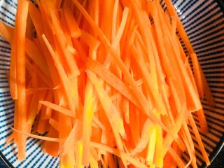 6、胡萝卜丝炒鸡丝,胡萝卜切丝备用