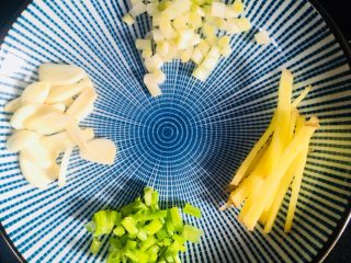 7、胡萝卜丝炒鸡丝,葱切葱花，把葱白和葱叶分开放、姜切丝、蒜切片备用