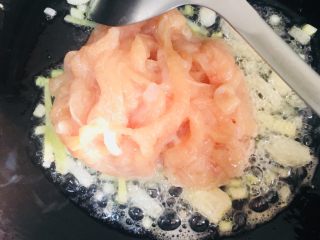 10、胡萝卜丝炒鸡丝,放入腌好的鸡丝