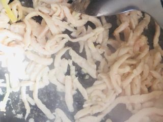 11、胡萝卜丝炒鸡丝,划散并炒至变色