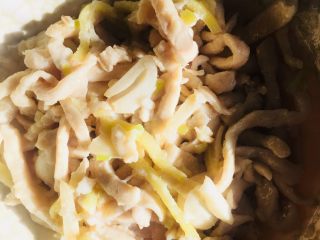 12、胡萝卜丝炒鸡丝,捞出备用