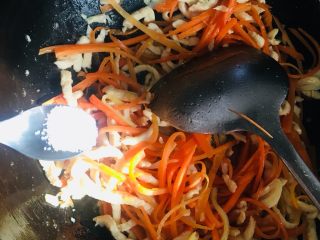 16、胡萝卜丝炒鸡丝,调入少许盐