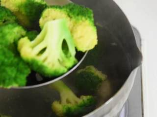 2、蚝油蒜香西兰花这样做最美味, 营养高味道棒,水烧开，放入西兰花，加入少许油煮至断生，捞出沥水。
