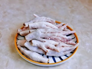 2、无骨鸡爪,首先我们一定要把鸡爪的指甲剪掉，用食品剪刀剪，不可以省略，剪好洗干净。