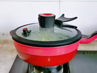 4、无骨鸡爪,盖上盖子烧开后转小火煮约15分钟。（时间可以根据个人喜欢的口感增减，喜欢脆一点的减短时间）