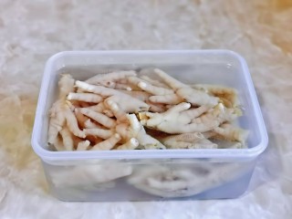 8、无骨鸡爪,再加入冰水中，鸡爪有了这一步口感特别好。（可以提前冰一盒水）