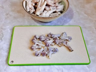 11、无骨鸡爪,依次做好，去掉的骨头感觉好美，必须上图哈哈！