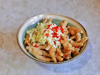 13、无骨鸡爪,按个人口味加入盐，蒜末，辣椒。