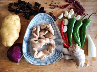 1、干锅肥肠,准备食材。肥肠是煮熟的，木耳提前泡发过开水炒熟沥干水备用。