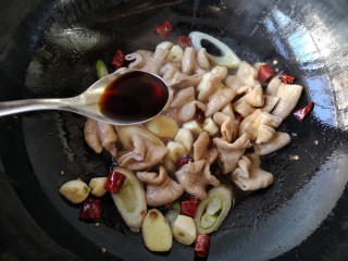 15、干锅肥肠,加一勺料酒，两勺味极鲜酱油，一勺老抽酱油，适量盐鸡精和白糖（可根据自己的口味尝一下咸淡来调整各种调味料的用量）。