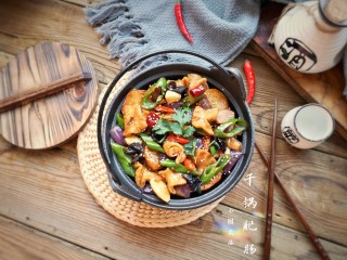 20、干锅肥肠,一盘色泽红亮，滋味鲜香的干锅肥肠就可以装盘上桌了。