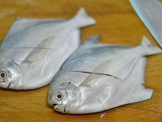 2、清蒸白鲳鱼,白鲳鱼处理干净，在表面划刀，方便入味