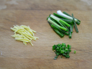 3、清蒸白鲳鱼,姜切丝，葱一部分切大段，留少许切碎沫