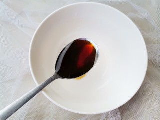 1、红烧土豆,先调个红烧酱汁:2勺生抽