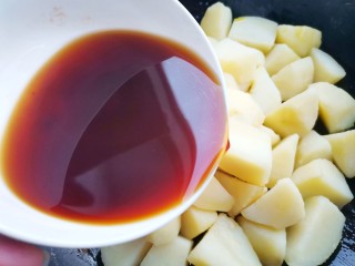 12、红烧土豆,倒入酱汁煮2分钟使其充分入味,