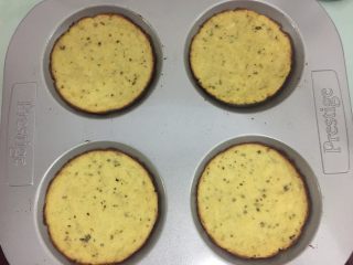 10、花菜底迷你披萨,把饼底先放入预热好的烤箱200度烤15分钟左右，边缘泛黄