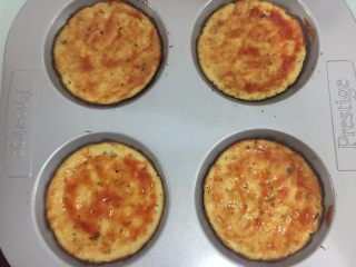 11、花菜底迷你披萨,取出刷上番茄沙司，最好用披萨酱