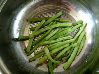 1、酱香肉沫四季豆,。四季豆去筋，去两端，用清水洗净